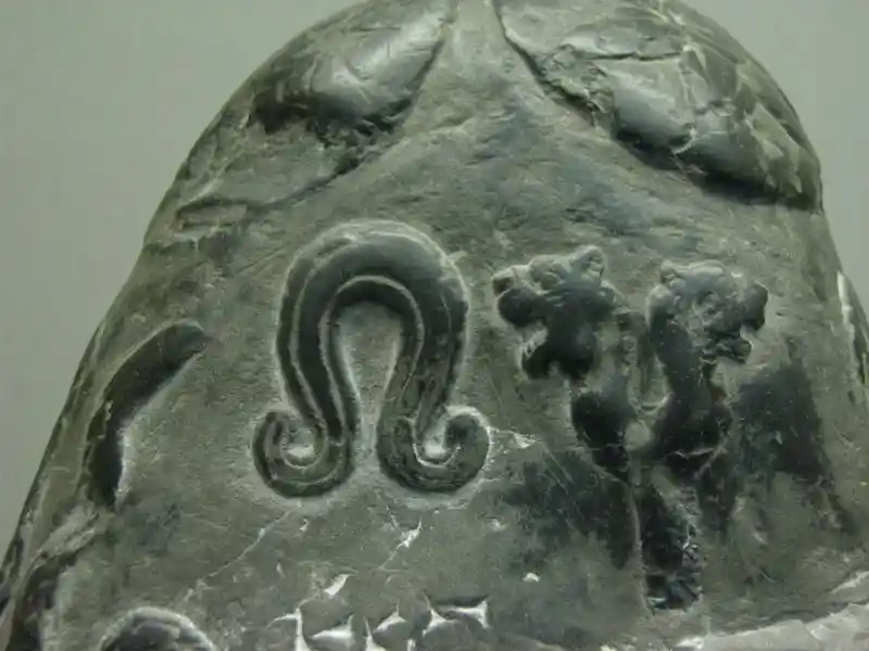Ninhurag's umbilical cord cutter and a double-headed lion on a boundary stone